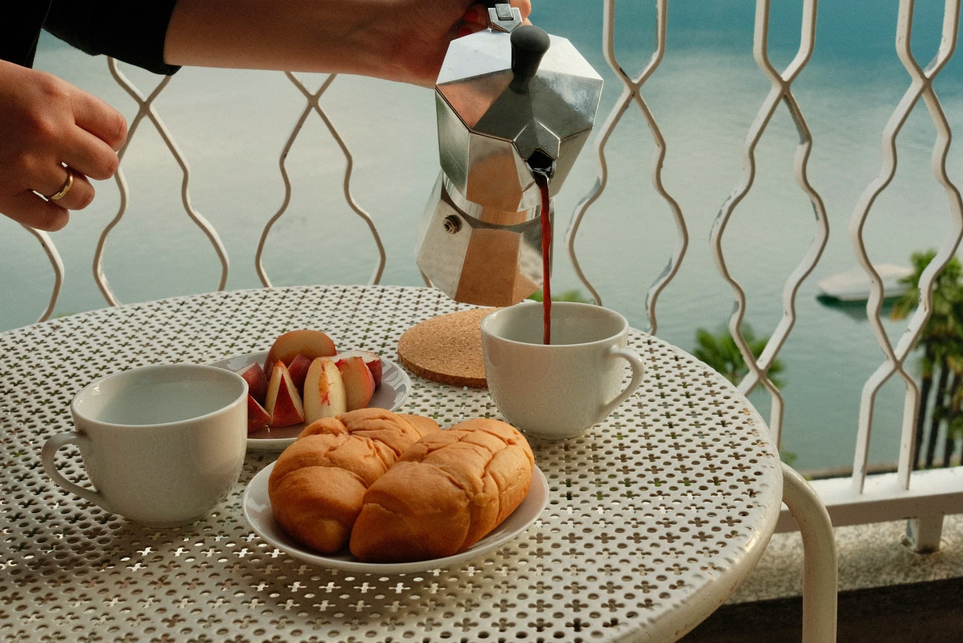 Brunch auf der Terrasse mit Seeblick